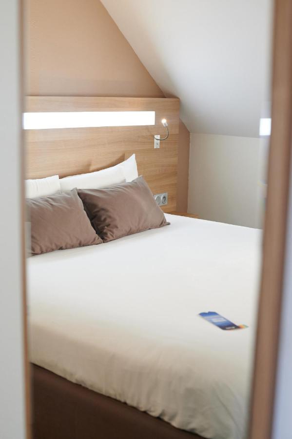 Kyriad Hotel Laval Лавал Екстериор снимка