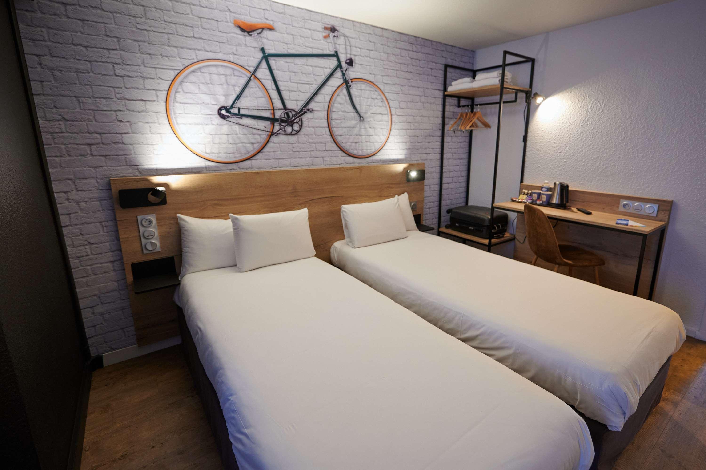 Kyriad Hotel Laval Лавал Екстериор снимка