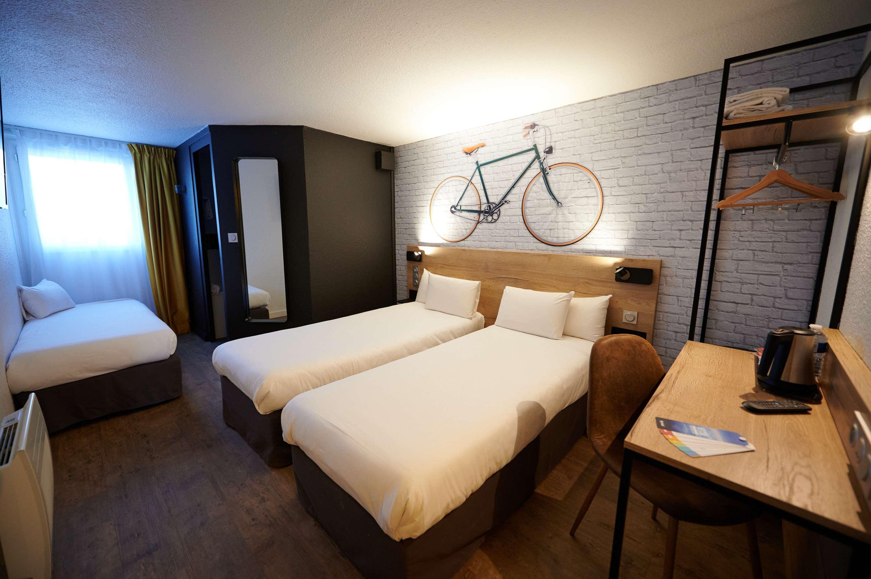 Kyriad Hotel Laval Лавал Екстериор снимка