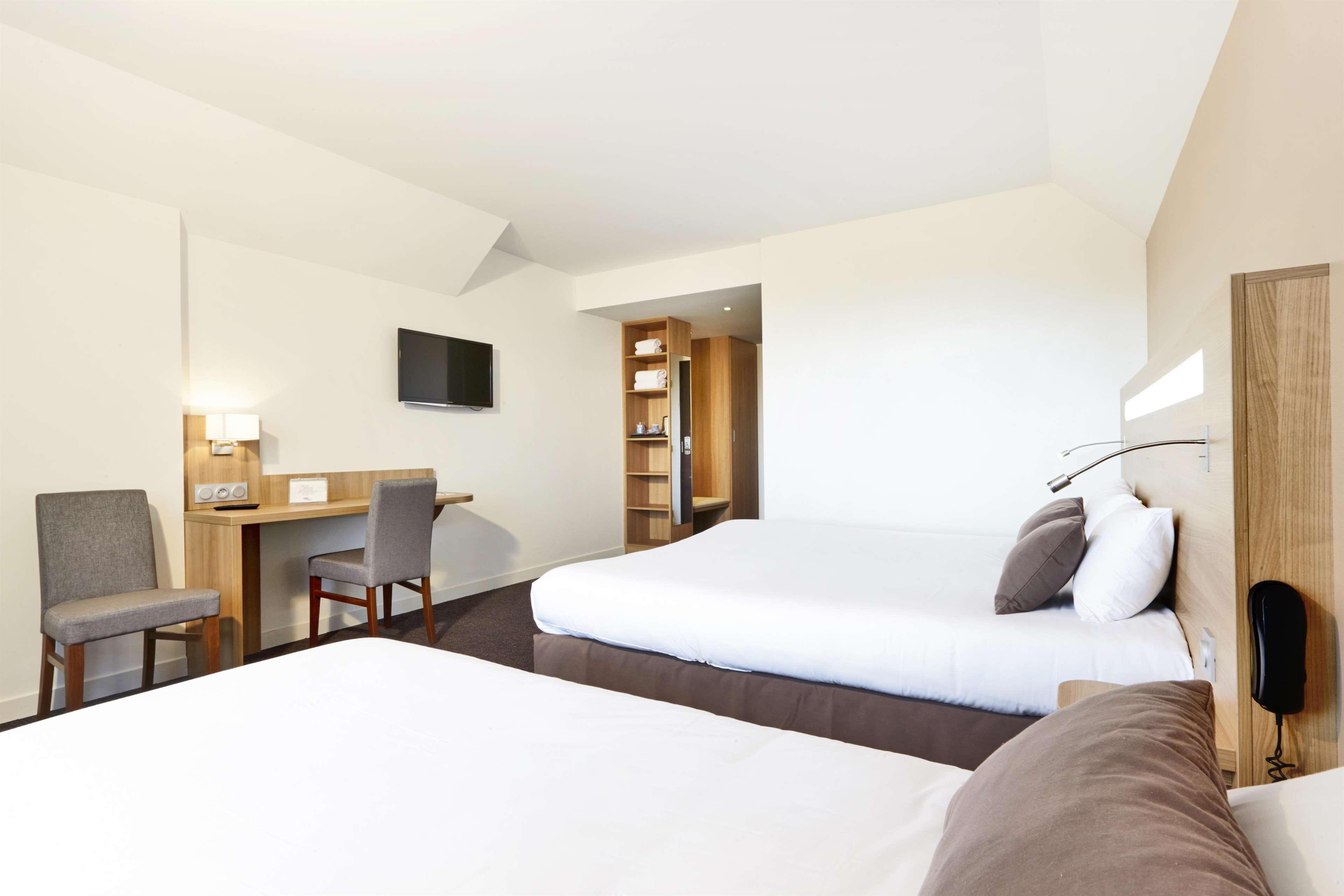 Kyriad Hotel Laval Лавал Екстериор снимка