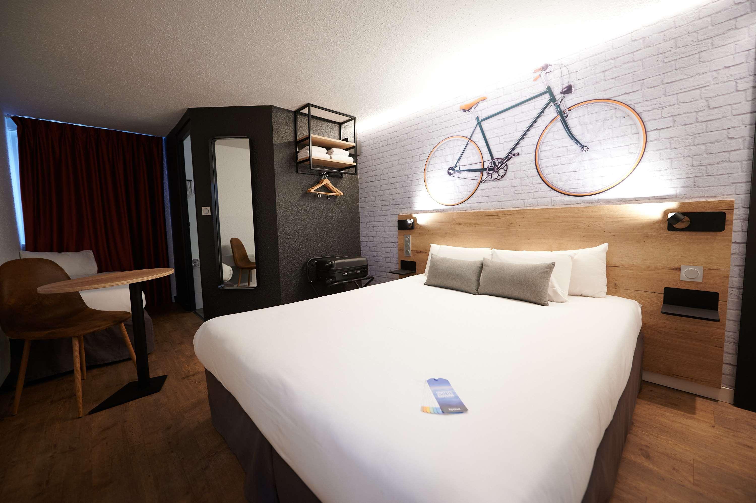 Kyriad Hotel Laval Лавал Екстериор снимка