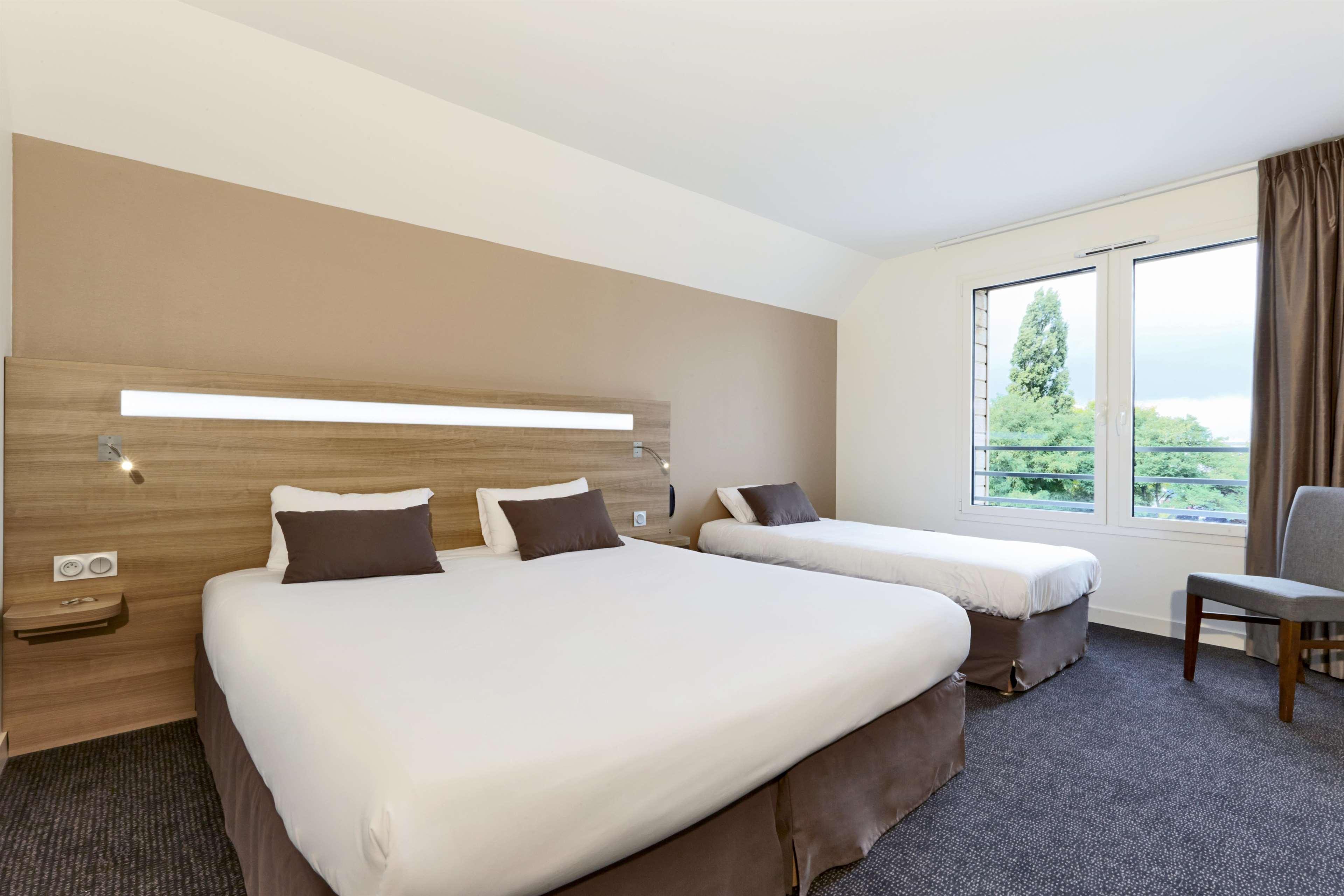 Kyriad Hotel Laval Лавал Екстериор снимка