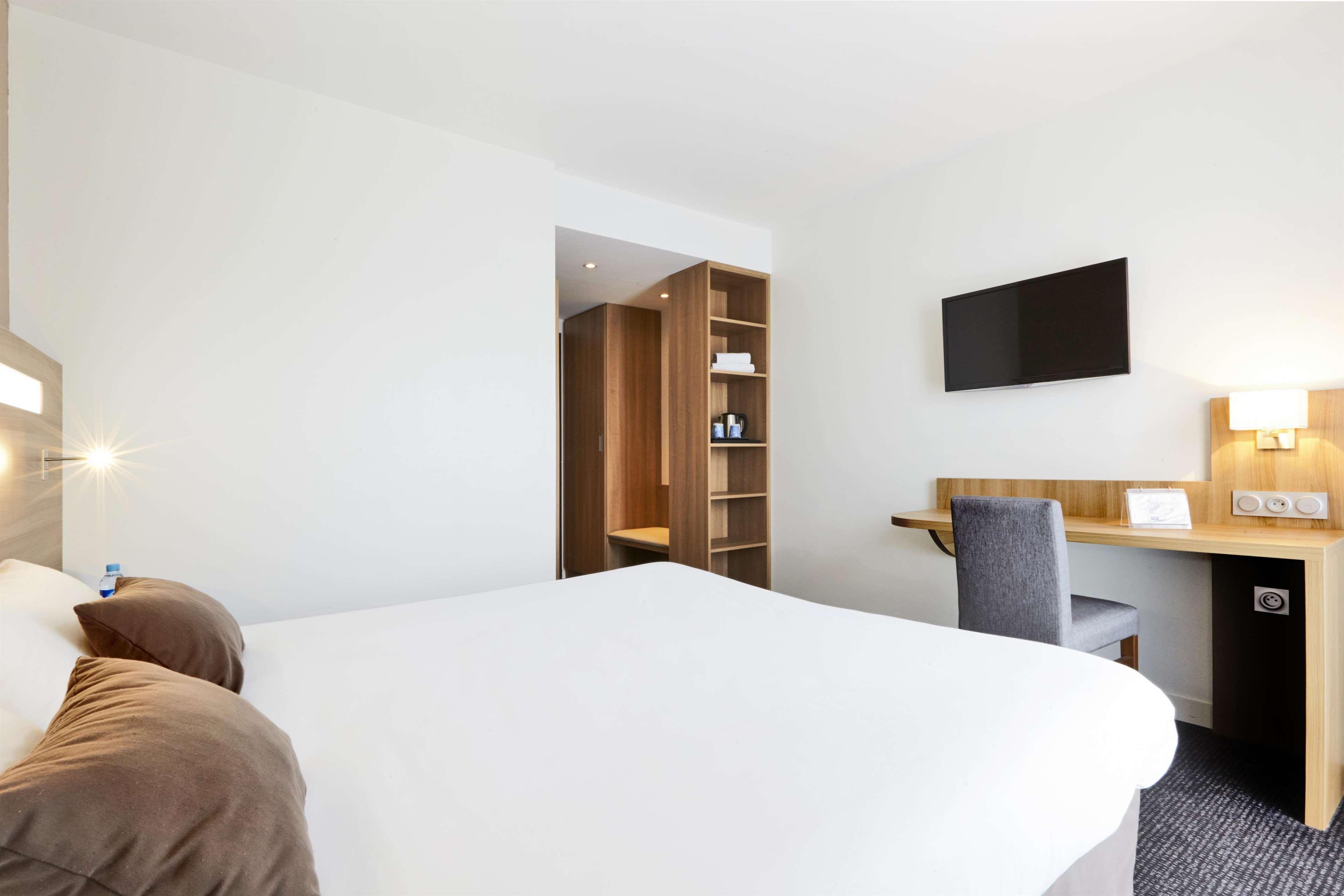 Kyriad Hotel Laval Лавал Екстериор снимка