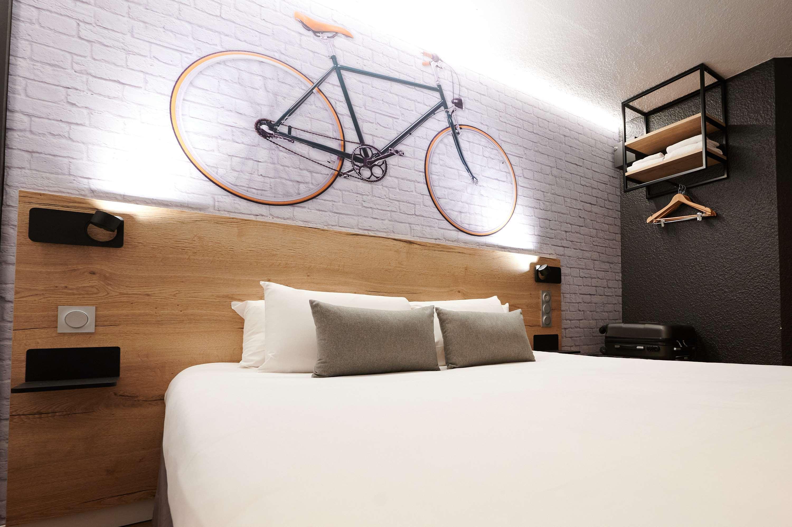 Kyriad Hotel Laval Лавал Екстериор снимка