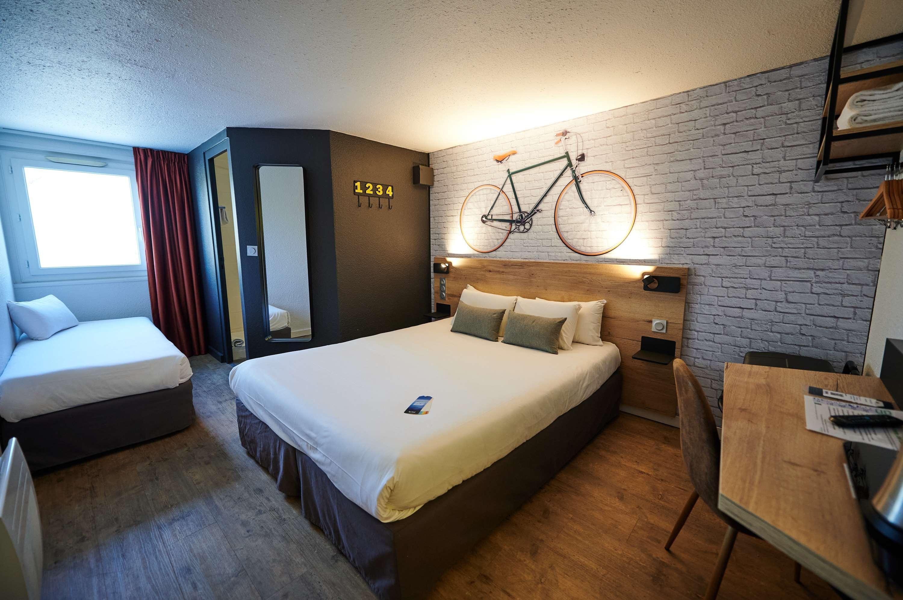 Kyriad Hotel Laval Лавал Екстериор снимка
