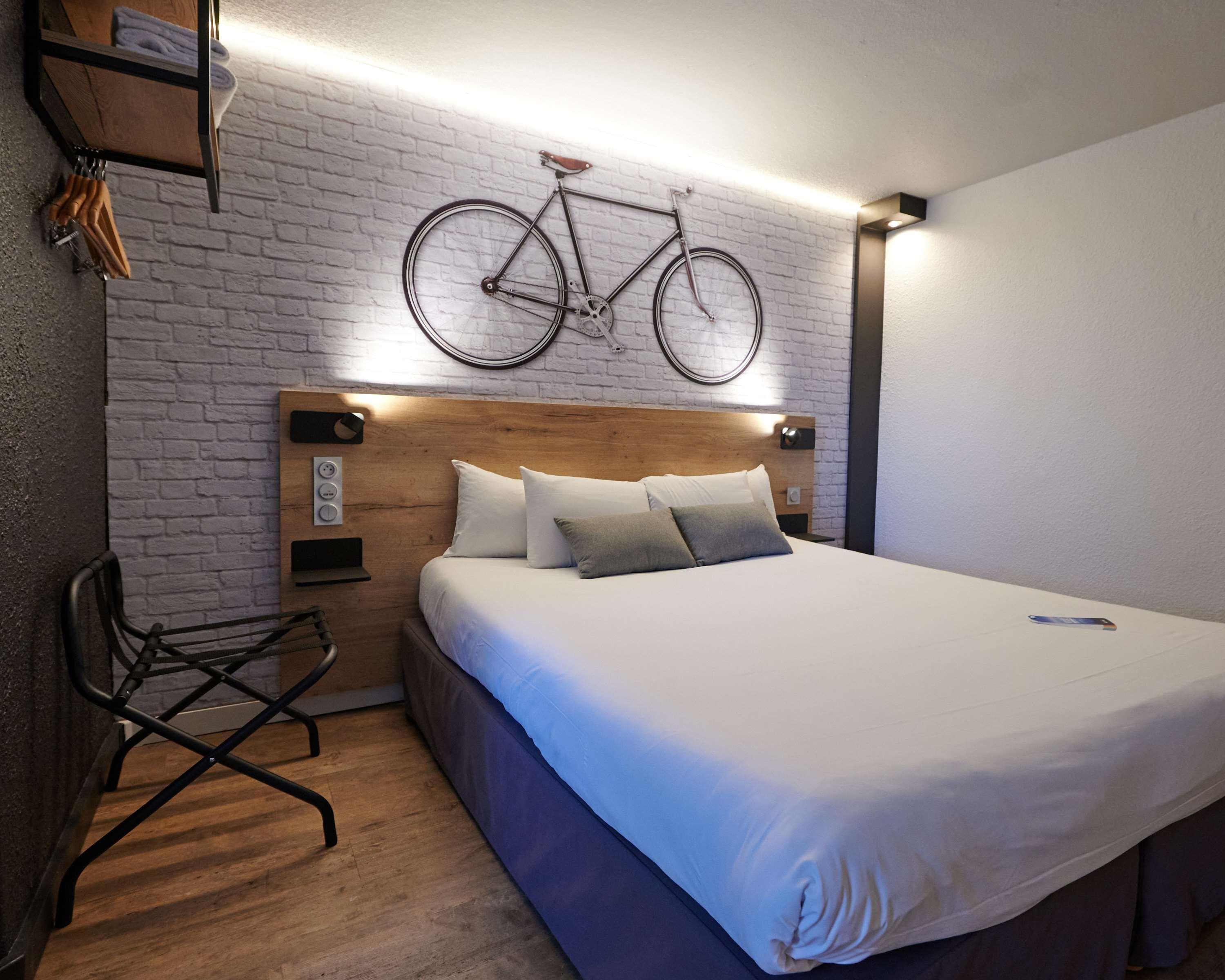 Kyriad Hotel Laval Лавал Екстериор снимка
