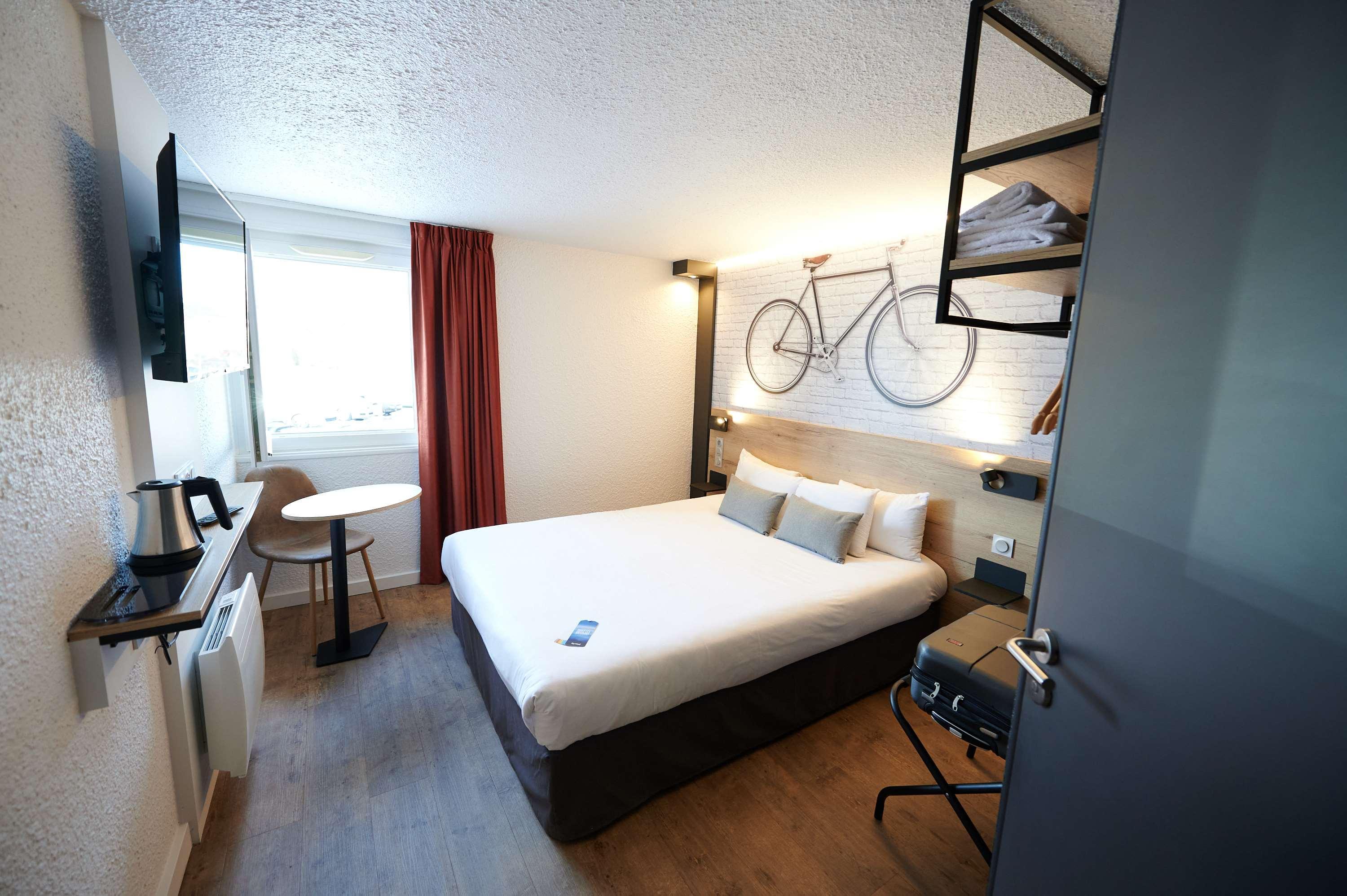 Kyriad Hotel Laval Лавал Екстериор снимка