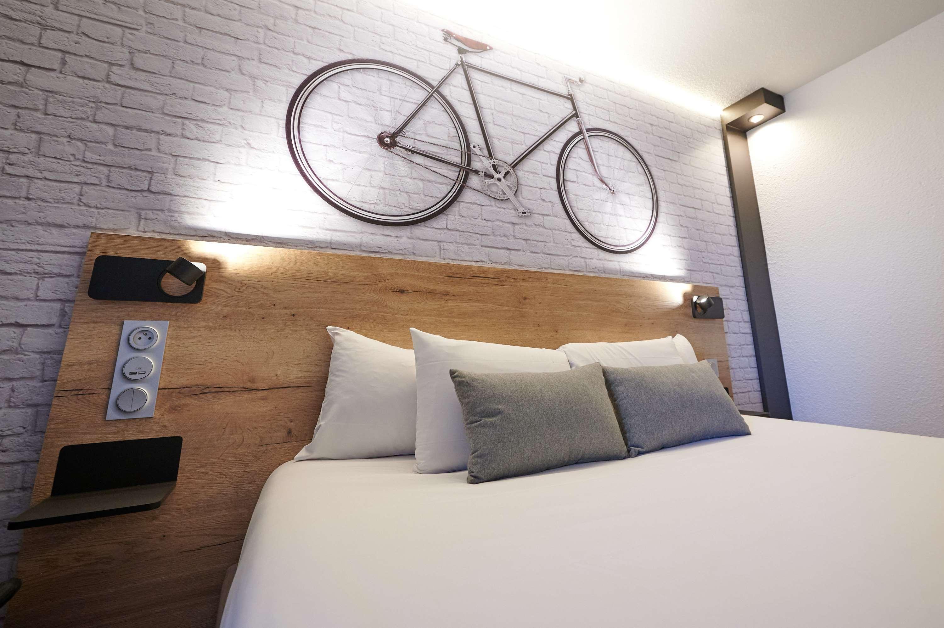 Kyriad Hotel Laval Лавал Екстериор снимка