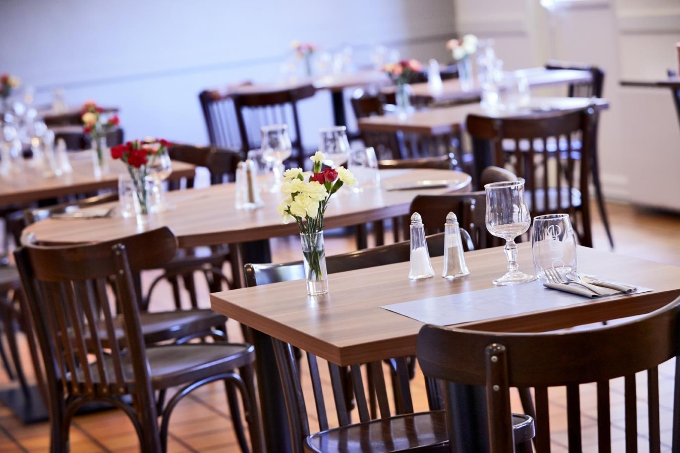 Kyriad Hotel Laval Лавал Екстериор снимка